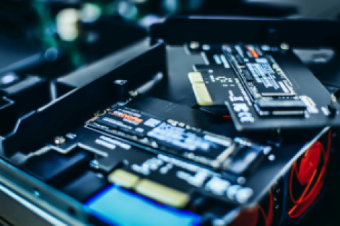 Różnice między dyskami HDD a SSD w laptopach